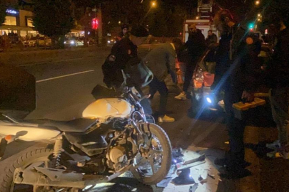 Motosiklet park halindeki otomobile çarptı: 2 yaralı