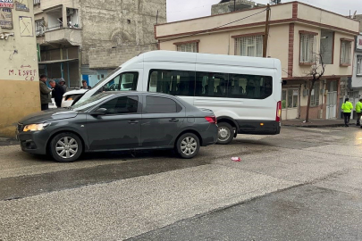 İşçi servisi ile otomobil çarpıştı: 3 yaralı   