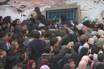 Gazze'nin kuzeyinde yüzlerce Filistinli aylar sonra bir parça una ulaşabildi