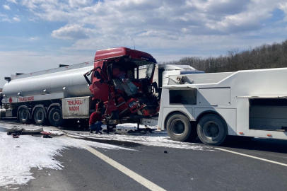 Tanker tıra arkadan çarptı 1 kişi yaralandı 