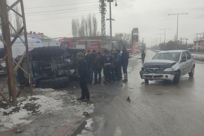 Traktör ile otomobil çarpıştı   