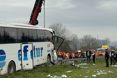 Tırla çarpışan otobüs refüje çıktı: 1’i ağır 15 yaralı 