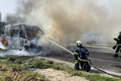 Seyir halindeki minibüsten geriye metal yığını kaldı   