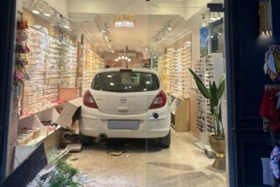 Kontrolden çıkan otomobil bijuteri dükkanına daldı  