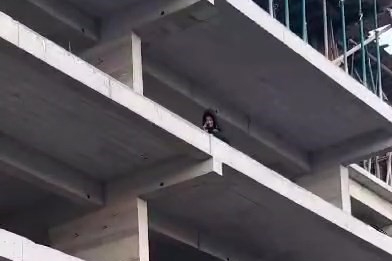 İnşaatın 5’inci katına çıkan kadını ekipler ikna etti