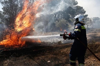 Girit'te Suda Deniz Üssü yakınlarındaki ormanlık alanda yangın çıktı