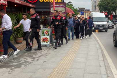 Cadde ortasında bıçaklı kavga: 2 yaralı   