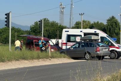 Hafif ticari araç ile otomobil çarpıştı: 4 yaralı   