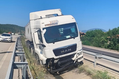 Bariyeri kırıp su kanalına giren tırın sürücüsü yaralandı 