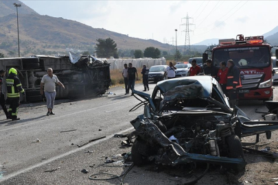 2 servis aracı ve otomobilin karıştığı kazada 2 kişi öldü, 35 kişi yaralandı