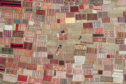 Tarlalardaki halılar kadın işçilerin emekleriyle pastelleşiyor