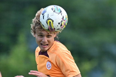 Galatasaray, 18 yaşındaki futbolcu Efe Akman ile profesyonel sözleşme imzaladı