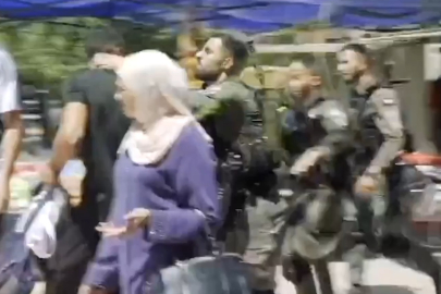 İsrail polisi Doğu Kudüs'te Filistinlileri darbettiği anları görüntüleyen TRT Haber ekibine saldırdı