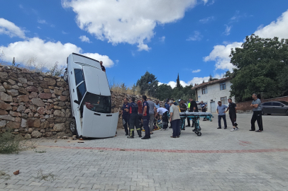 Fren ile gaz pedalının yerini karıştırdı, 5 metrelik duvarda asılı kaldı