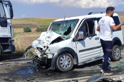 Araçlar kafa kafaya çarpıştı: 9 yaralı