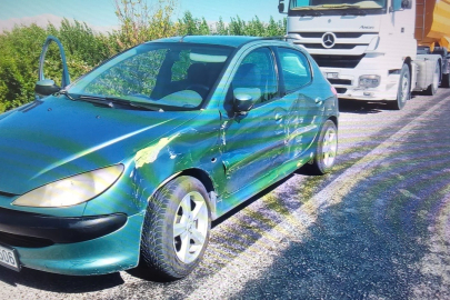 Tır otomobili sürükledi 3 yaralı