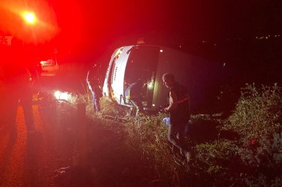 Devrilen midibüsün altında kalan sürücü hayatını kaybetti