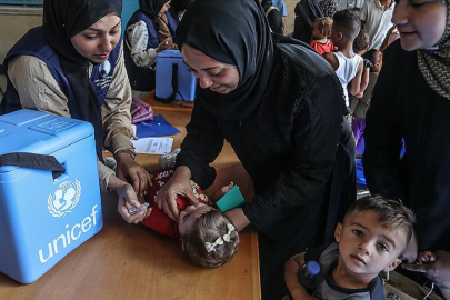 Gazze Şeridi'nde aileler, İsrail saldırıları gölgesinde çocuk felci aşılama kampanyasına akın etti