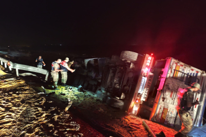 Kum yüklü tıra, mısır yüklü tır çarptı: 2 yaralı