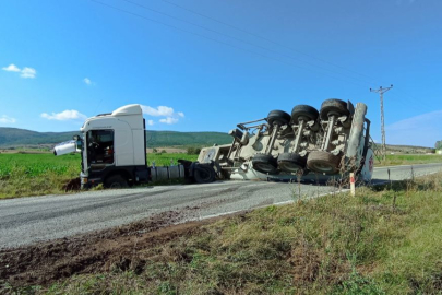 Makas atan tırın dorsesi yan yattı, yol trafiğe kapandı