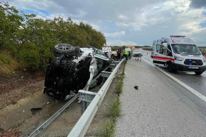 Otobanda bariyere çarpan otomobil yan yattı: 4 yaralı