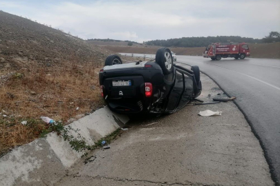 Otomobil yağmur kanalına devrildi: 1 yaralı