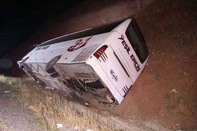 Yolcu otobüsünün devrilmesi sonucu 24 kişi yaralandı