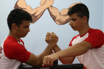 Bilek güreşinde Avrupa birincisi ikizler, Dünya Şampiyonası'ndan da derecelerle döndü