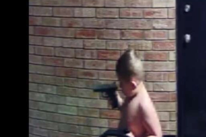 Elinde silahla dolaşan bebek komşuları dehşete düşürdü