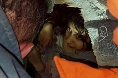 Hatay'da enkaz altında kalan 4'ü aynı aileden 5 kişi ekiplerce kurtarıldı