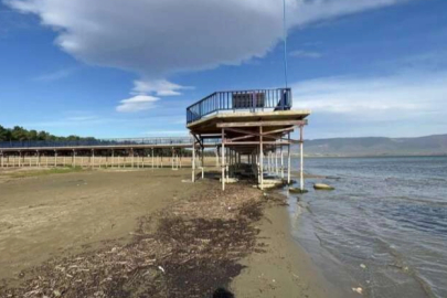 İznik Gölü kuraklık sebebiyle 400 metre çekildi, en büyük iskele karada kaldı