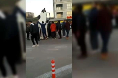 Kamyonet yan yattı, vatandaşlar sürücüyü kurtarmak için seferber oldu