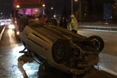 Otomobil, tırın lastiğine çarpıp takla attı: 4 yaralı