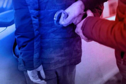 Polisin "dur" ihtarına uymayıp kaçan araçtan FETÖ mensupları çıktı