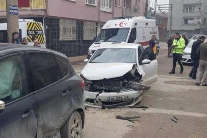 Bursa'da otomobillerin kazası kamerada; 3 yaralı