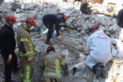 Enkaz yığınlarında nefes arayışı