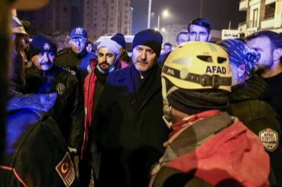 Soylu, Hatay'da depremin 260. saatinde 14 yaşındaki çocuğu kurtaran ekibi ziyaret etti