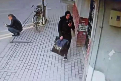 Yardım görevlisinin çantasını çalan kadın kameraya yansıdı