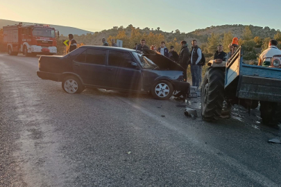 Traktör ile otomobil kaza yaptı: 2 ölü