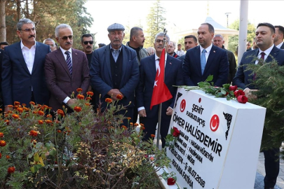 Ulaştırma ve Altyapı Bakanı Uraloğlu, şehit Ömer Halisdemir'in kabrini ziyaret etti