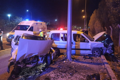 Hafif ticari araç ile otomobil çarpıştı: 2 yaralı