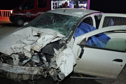 Otomobil bariyerlere çarptı: 1 ölü, 2 yaralı   