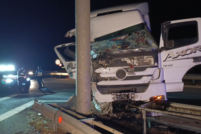 Tır köprülü kavşak bariyerlerine çarptı, sürücü yaralandı