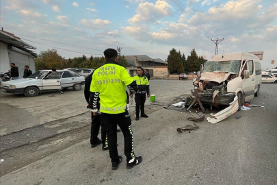 Şanlıurfa'da tırla minibüsün çarpıştığı kazada 12 kişi yaralandı