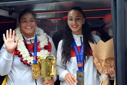 Dünya Gençler Boks Şampiyonası'ndan madalyayla dönen Havvanur ve Dilara, coşkuyla karşılandı