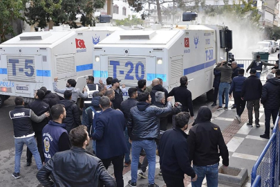 Görevlendirme yapılan Halfeti Belediyesi önünde polise taşlı saldırıda bulunan 8 kişi yakalandı