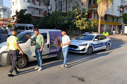 Motosiklet iki otomobile çarptı, sürücüsü yaralandı