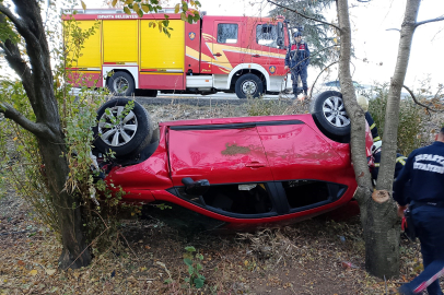 Şarampole yuvarlanıp takla atan araçtan yaralanmadan çıktılar