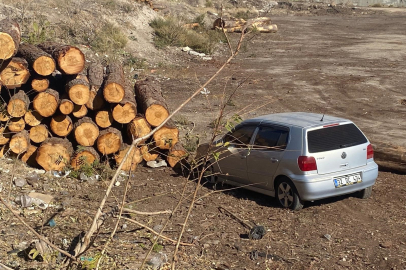 Kontrolden çıkan otomobil tomrukların üzerinden düştü