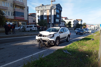 Yaya geçidinden geçmeye çalışan motosiklete otomobil çarptı